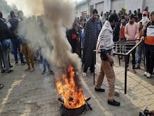 जम्मूः अवैध निर्माण गिराने पहुंची निगम और पुलिस की टीम पर हमला, पथराव में लोडर का ड्राइवर घायल