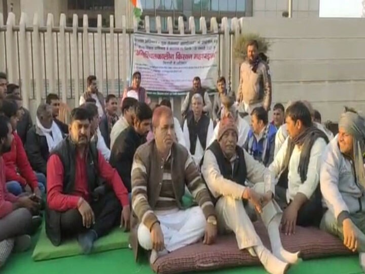 Farmers protest on Greater Noida Authority over demand of Compensation ann ग्रेटर नोएडा प्राधिकरण के सामने खुले आसमान के नीचे धरने पर बैठे हैं किसान, जानें- क्या है मांग