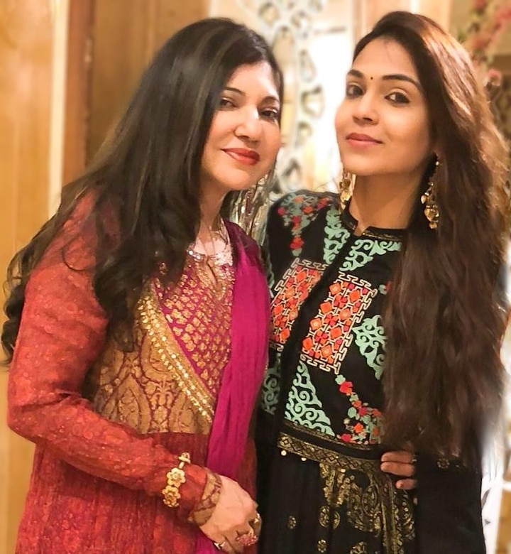 बॉलीवुड की पॉपुलर बैकग्राउंड सिंगर अलका याज्ञनिक की बेटी का नाम सायशा कपूर है. सायाश एक रेस्टोरेंट चलाती हैं. उनकी शादी दो साल पहले ही हुई है.