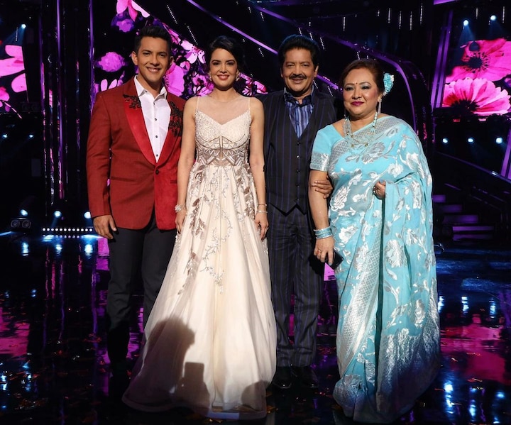 बैकग्रागउंड नारायण के बेटे आदित्य नारायण को हर कोई जानता है. वह सिंगिंग के साथ-साथ शो होस्टिंग और एंकरिंग भी करते हैं.