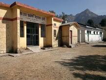 मसूरी में बेहाल है सरकारी स्कूल का हाल, 2017 से बिना छत की बिल्डिंग में पढ़ने को मजबूर हैं बच्चे