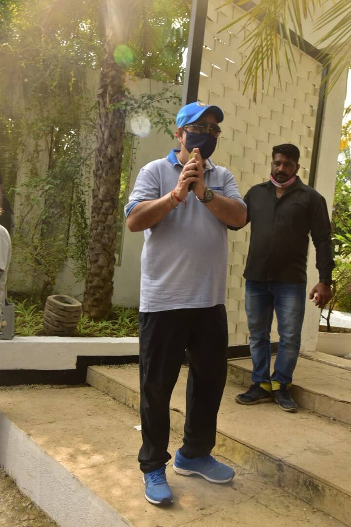 वरुण धवन के पापा जब होटल के अंदर जा रहे थे उस दौरान उन्होंने मीडिया और पैपराजी को थैंक्स कहा.