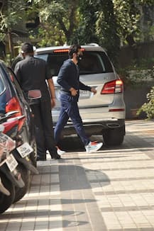 Spotted- शादी से पहले क्लिनिक पहुंचे वरुण धवन, गौहर खान और नुसरत भरुचा ने दिखाया ग्लैमरस अवतार