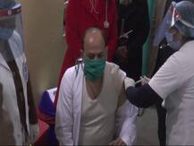 गोरखपुर में 41 केन्‍द्रों पर 4100 लाभार्थियों को टीका लगना जारी, पहले लाभार्थी बने सीएमओ