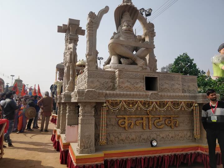 कर्नाटक की झांकी- कर्नाटक की झांकी में हंपी के अंजना देवी पहाड़ी के सबसे बड़े आकर्षण उग्र नरसिम्हा को दिखाया गया है जो कि पवन पुत्र हनुमान की जन्म भूमि मानी जाती है. झांकी में वर्ष 1509 के विजयनगर साम्राज्य के सम्राट कृष्णदेवराया का राज अभिषेक और हजारों राम मंदिर के भक्तों को दिखाया गया है.