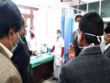 टीकाकरण केन्‍द्रों का निरीक्षण करने पहुंचे गोरखपुर के कमिश्‍नर, व्‍यवस्‍था को परखा