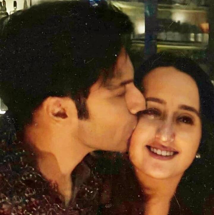 रिपोर्ट्स के अनुसार बतााया जा रहा है कि मेहमान शादी के वेन्यू पर अपने मोबाइल फोन और इलेक्ट्रॉनिक डिवाइस कैरी नहीं कर सकते, इसके पीछे भी प्राइवेसी और सिक्योरिटी कारण माने जा रहे हैं. 