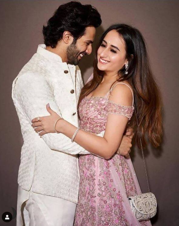 दरअसल, बताया जा रहा है कि वरुण और नताशा ने अपनी शादी की तस्वीरों के लिए मैग्जीन से कॉन्ट्रैक्ट किया है. ऐसे में वो तस्वीर सोशल नहीं कर सकते हैं. 