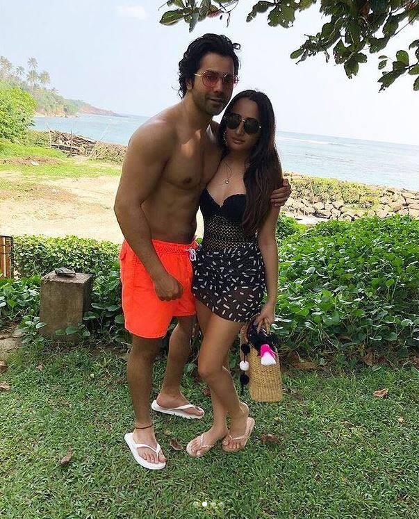 शादी के बाद में वरुण धवन और नताशा दलाल अपनी शादी का रिसेप्शन मुंबई में देंगे, जिसमें बॉलीवुड के तमाम बड़े सितारों से लेकर अन्य लोगों को आमंत्रित किया जाएगा.