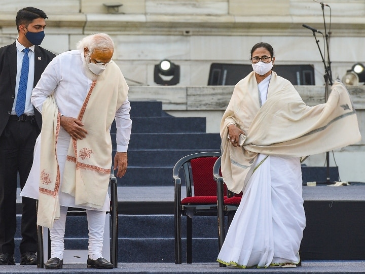 CM Mamata Banerjee gets angry while Parakram Diwas program refuses to give speech know reason पीएम मोदी की मौजूदगी में मंच पर नाराज हुईं सीएम ममता, भाषण देने से किया इनकार, जानें वजह