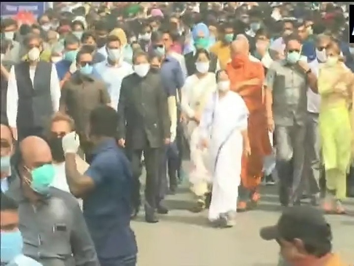 Political struggle in Bengal in name of Netaji, Mamta march continues in Kolkata नेताजी के नाम पर बंगाल में सियासी संग्राम, कोलकाता में ममता की पदयात्रा जारी