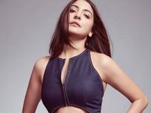मां बनने के बाद बदल गया है Anushka Sharma की सेल्फी लेने का अंदाज़, कंधों पर ये चीज़ रखे हुए आईं नज़र
