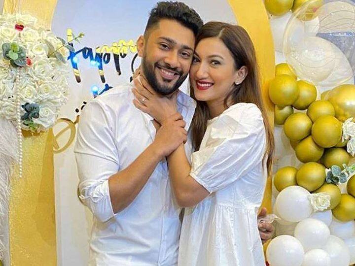 वहीं दूसरी फोटो में गौहर खान और जैद दरबार की मेंहदी सेरेमनी की है. जिसमें दोनों ने हाथ में फूल पकड़ा हुआ है और अपनी मेंहदी की ड्रेस को कैरी करते हुए नज़र आ रहे हैं. इसके आलावा तीसरी फोटो में हल्दी सेरेमनी की है, जिसमें ये जोड़ा पीले कपड़ों में डांस करते हुए नजर आ रहा है.