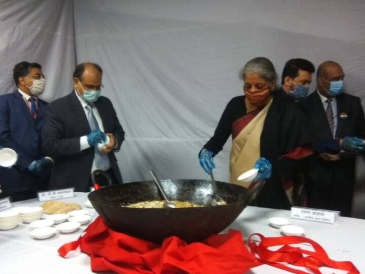 बजट से पहले वित्त मंत्रालय में हुआ हलवा सेरेमनी का आयोजन Delhi Budget Halwa Ceremony being held at Finance Ministry बजट से पहले वित्त मंत्रालय में हुआ हलवा सेरेमनी का आयोजन
