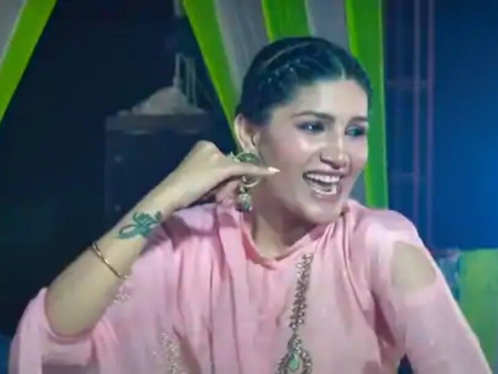 sapna choudhary song chunri jaipur se mangwayi was huge hit, see video जब हजारों की भीड़ के बीच Sapna Choudhary ने ‘चुनरी जयपुर से मंगवाई’ गाने पर किया धांसू डांस, 20 करोड़ से ज्यादा बार देखा गया वीडियो
