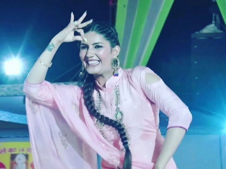 जब हजारों की भीड़ के बीच Sapna Choudhary ने ‘चुनरी जयपुर से मंगवाई’ गाने पर किया धांसू डांस, 20 करोड़ से ज्यादा बार देखा गया वीडियो