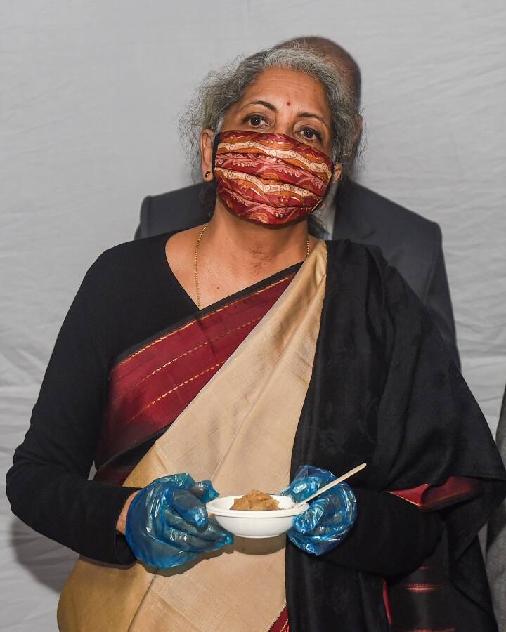 हलवा समारोह में वित्त सचिव अजय भूषण पांडेय, आर्थिक मामलों के सचिव तरुण बजाज, वित्तीय सेवा सचिव देबाशीष पांडा, दीपम के सचिव तुहिन कांत पांडे, व्यय सचिव टीवी सोमनाथन, मुख्य आर्थिक सलाहकार केवी सुब्रमण्यन और बजट की तैयारी व संकलन की प्रक्रिया में शामिल अन्य वरिष्ठ अधिकारी भी उपस्थित थे.