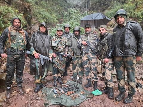 जम्मू: पुंछ में बीएसएफ को मिली सफलता, आतंकियों के ठिकाने को किया नष्ट, भारी मात्रा में हथियार और गोला-बारूद बरामद जम्मू: पुंछ में बीएसएफ को मिली सफलता, आतंकियों के ठिकाने को किया नष्ट, भारी मात्रा में हथियार और गोला-बारूद बरामद