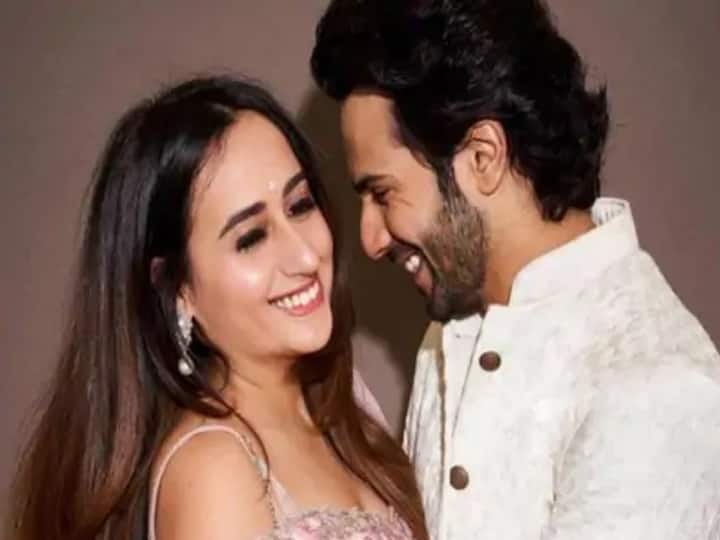 आपको बता दें, वरुण धवन और नताशा दलाल की शादी के वेन्यू में फिल्मकार शशांक खैतान, परिवार संग फिल्मकार कुणाल कोहली, फैशन डिजाइनर मनीष मल्होत्रा और करण जौहर भी शामिल हो गए हैं. मीडिया रिपोर्ट के अनुसार वरुण धवन और नताशा दलाल की संगीत सेरेमनी में करण जौहर होस्ट करने वाले हैं. 