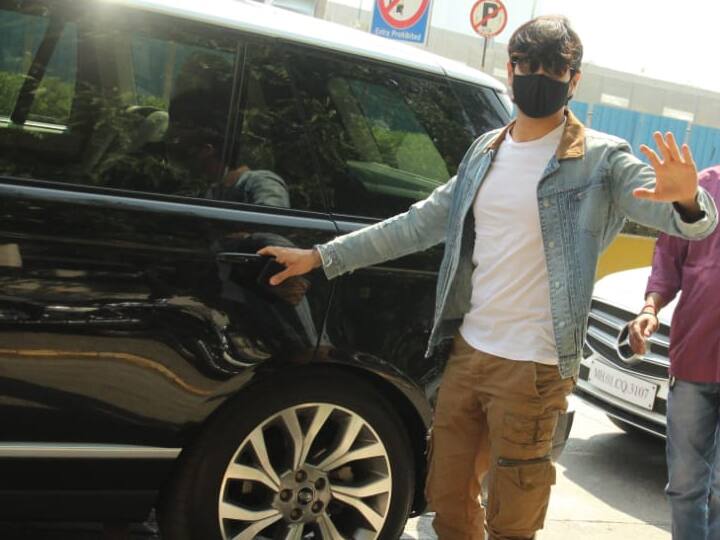 वहीं मीडिया रिपोर्ट के अनुसार दोनों इन दिनों एक दूसरे के प्यार में हैं और कियारा- सिद्धार्थ के माता-पिता को उनके प्यार के रिश्ते से कोई ऐतराज नहीं है. कई मौकों पर अपने रिश्ते पर बात करते हुए दोनों ने खुद को सिंगल बताया है और एक दूसरे को अच्छा दोस्त बताते हैं. 