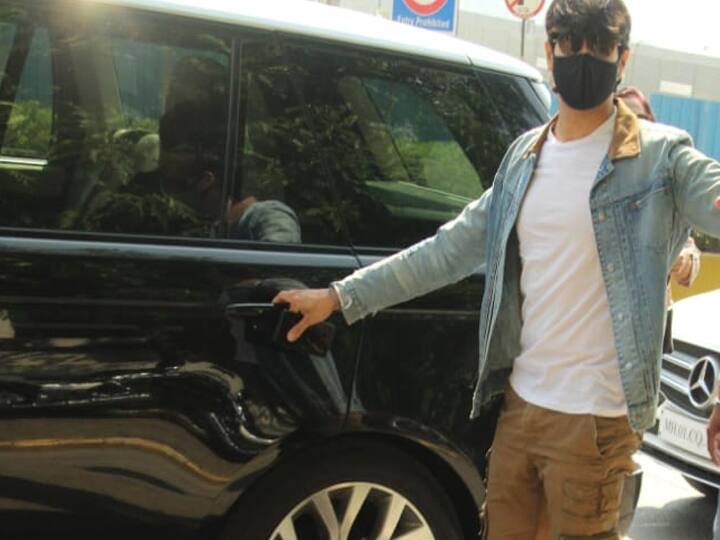 वर्क फ्रंट की बात करें तो कियारा हाल ही में ‘लक्ष्मी बम’ में नजर आई थी. फिल्म में अक्षय कुमार लीड रोल में दिखाई दिए थे. इसके अलावा, कियारा सिद्धार्थ मल्होत्रा के साथ विक्रम बत्रा की बायोपिक ‘शेरशाह’ और अबीर सेनगुप्ता की फिल्म ‘इंदु की जवानी’ में दिखेंगी।