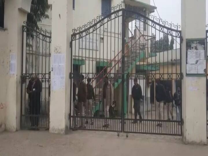 बिहार: होमगार्ड अभ्यर्थियों ने सेंटर पर किया हंगामा, फर्जी विक्षकों की तैनाती का लगाया आरोप Bihar: Home Guard candidates create ruckus at Center in hajipur, accuse of deployment of fake teachers ann बिहार: होमगार्ड अभ्यर्थियों ने सेंटर पर किया हंगामा, फर्जी विक्षकों की तैनाती का लगाया आरोप