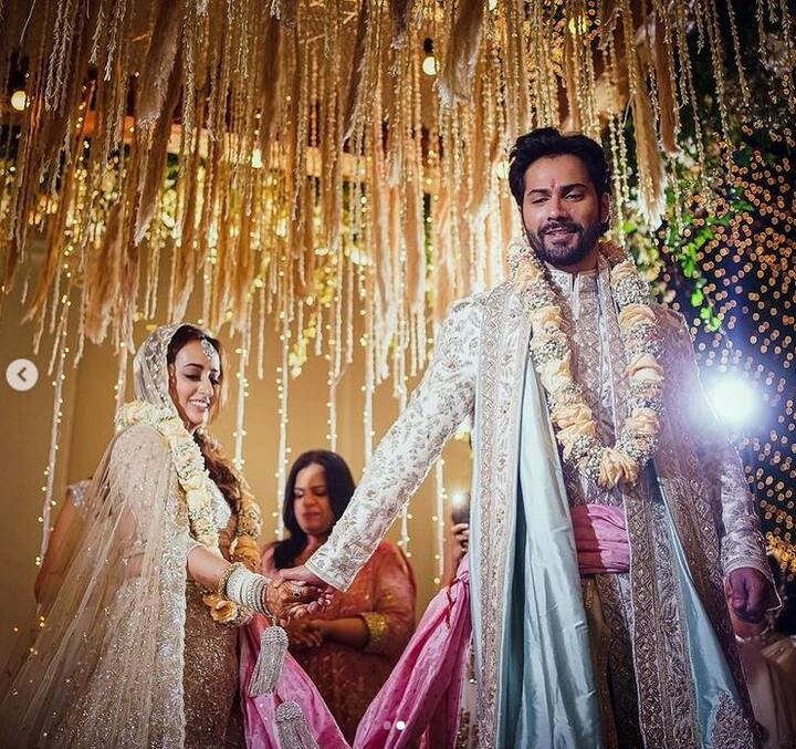 वरुण धवन ने शादी के इस खास मौके पर रिश्ते में अपने मामा लगने वाले और जाने-माने फैशन डिजाइनर मनीष मल्होत्रा का डिजाइन किया हुआ खास शेरवानी पहना हुआ था. 