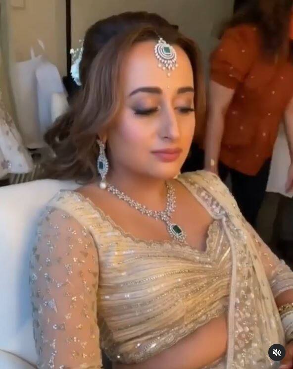 इसके साथ ही इस तस्वीर में आप नताशा को शादी के लिए तैयार होते देख सकते हैं. 
