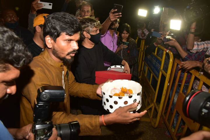 इस दौरान वरुण-नताशा ने वेडिंग वेन्यू के बाहर मौजूद मीडिया कर्मियों और पैप्स को मोतीचूर के लड्डू बांटे.