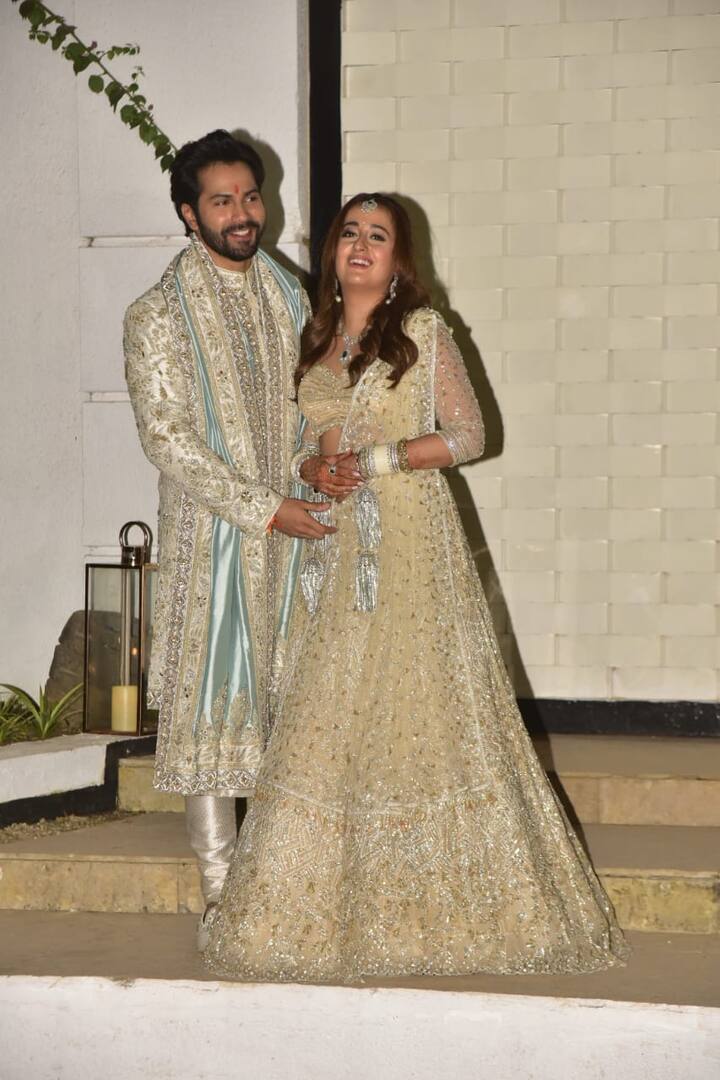वहीं, पेशे से खुद एक फैशन डिजाइनर नताशा दलाल ने अपना ही डिजाइन किया हुआ डिजाइनर लहंगा पहना.