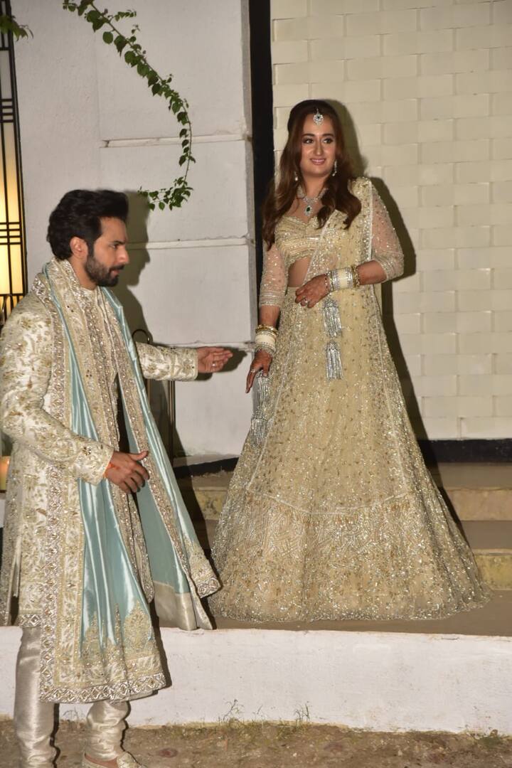शादी के बाद रिसॉर्ट के बाहर मीडिया के सामने अपना पहला लुक साझा करने आए वरुण और नताशा बेहद खुश नजर आए.