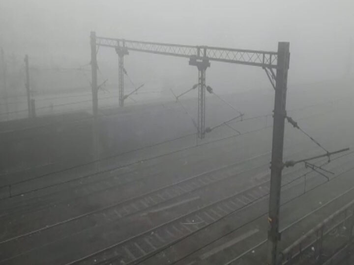 Chandauli Rail operation affected due to fog passenger upset ann कोहरे और ठंड की वजह से ट्रेनों की रफ्तार पर लगी ब्रेक, यात्री हो रहे हैं परेशान