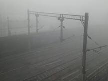 कोहरे और ठंड की वजह से ट्रेनों की रफ्तार पर लगी ब्रेक, यात्री हो रहे हैं परेशान