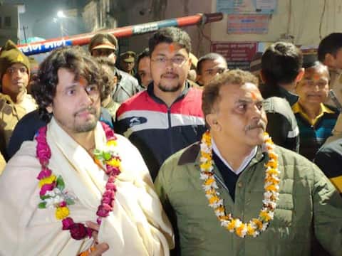 अयोध्या: सिंगर सोनू निगम ने किए रामलला के दर्शन, बोले- राम मंदिर निर्माण में है ईंट रखने की इच्छा अयोध्या: सिंगर सोनू निगम ने किए रामलला के दर्शन, बोले- राम मंदिर निर्माण में है ईंट रखने की इच्छा