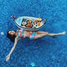 In Pics: रंग-बिरंगी बिकिनी पहन कभी रेत पर को कभी पानी में लेटीं दिखीं सारा अली खान, पूल में ही किया नाश्ता