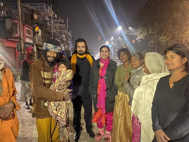 अपनी शादी की सालगिरह के दिन सपना चौधरी अपने पति वीर साहू के साथ गुड़गांव की सड़कों पर गरीब और जरूरतमंद लोगों को कंबल बाटते नजर आये. 