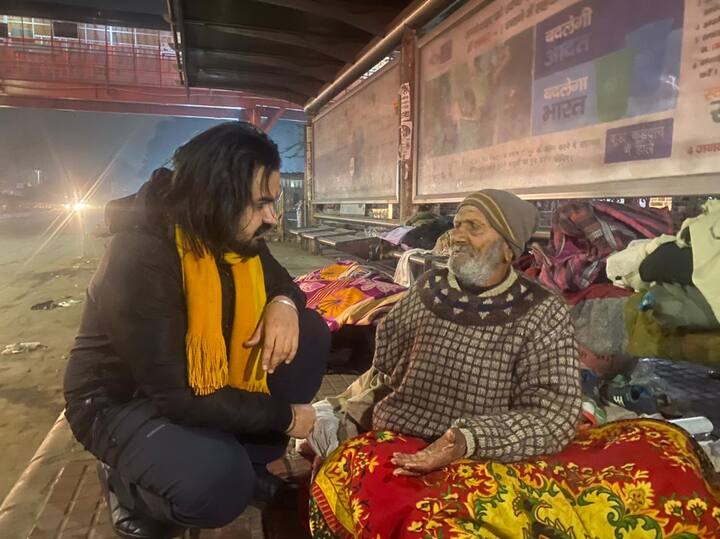 जिस पर उन्होंने बताया था कि किसी वजह से वह अपनी शादी के बारे में जिक्र नहीं कर पाए थे. वहीं अब सपना चौधरी और वीर साहू ने रविवार रात को अपनी पहली सालगिरह गरीब लोगों के बीच सेवा करके मनाई.
