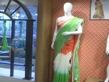 गणतंत्र दिवस से पहले तिरंगे के रंग की साड़ियों की बढ़ी मांग, जमकर खरीद रहे लोग