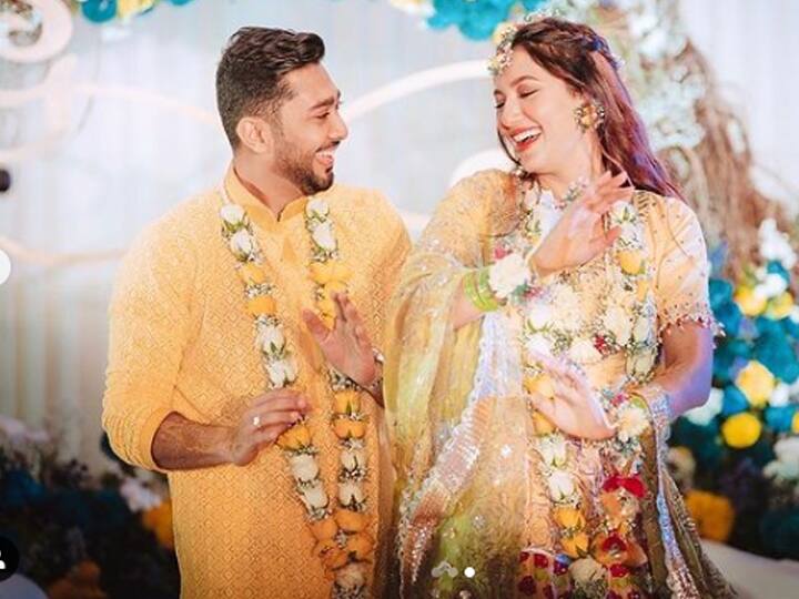 गौहर खान ने अपनी शादी की एक महीने की सालगिरह पर पति ज़ैद दरबार के लिए एक प्यारे से नोट के साथ अपनी शादी की अनदेखी फोटोज शेयर की हैं. आपको बता दें, शेयर की गई फोटोज गौहर खान और जैद दरबार की मेंहदी, हल्दी और शादी की है जिसमें दोनों काफी खुश नज़र आ रहे हैं. 