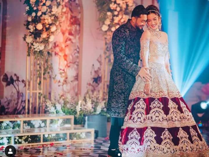 गौहर खान और जैद जरबार एक फोटो में अपनी शादी वाले दिन साथ में डांस करते दिखाई दे रहे है जिसमें गौहर खान लाल रंग के लहंगे में नज़र आ रही हैं. वहीं जैद दरबार ने कढ़ाई से भरी शेरवानी पहनी हुई है. दोनों शादी के जोड़े में काफी खूबसूरत नज़र आए थे. इसी के साथ पहली फोटो में उनके वेडिंग रिसेप्शन की है जिसमें रोमांटिक डांस करते हुए दिखाई दे रहे हैं. 