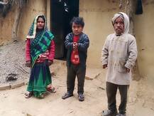 बौने परिवार की गुहार, साहब हमें भी दिला दो आवास, बरसात में टपकता है घर