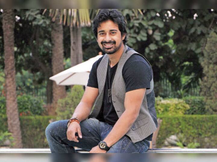 रणविजय सिंघा: रणविजय रोडीज़ के सबसे पॉपुलर कंटेस्टेंट में से एक हैं. पहला सीज़न जीतने के बाद वह एमटीवी पर वीजे बन गए और कई शो होस्ट किए जिनमें स्पिल्ट्सविला और रोडीज़ के आगे के सीज़न शामिल हैं. उन्होंने लंदन ड्रीम्स और मिसमैच्ड जैसी फिल्म और वेबसीरीज़ में काम किया है. 