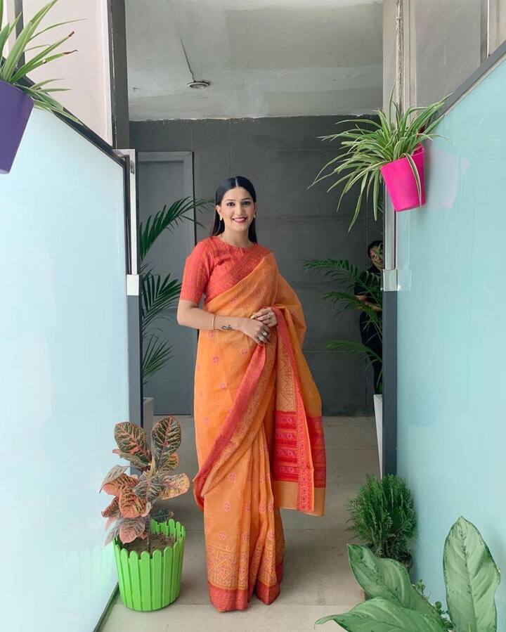 सिर्फ स्टाइलिश ही नहीं बल्कि सिंपल साड़ी में भी सपना का लुक देखने लायक होता है. मौके के हिसाब से कौन सा रंग और डिज़ाइन उन्हे सूट करेगा ये सपना अच्छी तरह जानती हैं. (Photo Credit - Instagram)