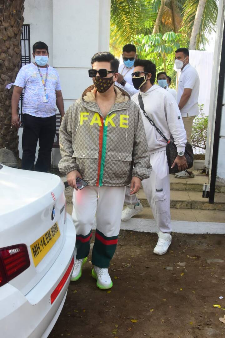 लेकिन इस बार वो अतरंगे डिज़ाइन के कपड़ों को लेकर नहीं बल्कि जैकेट पर लिखे कैप्शन को लेकर चर्चाओं में आ गए हैं. दरअसल, अलीबाग के रिसोर्ट से जब करण जौहर(Karan Johar) निकले तो उन्होंने एक जैकेट पहनी हुई थी. जिस पर बोल्ड लेटर में लिखा था - FAKE