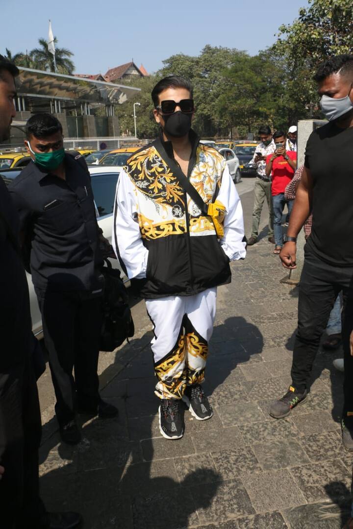 करण जौहर(Karan Johar) जब इस शादी को अटेंड करने पहुंचे थे तब भी उन्होने अपने आउटफिट को लेकर सुर्खियां बंटोरी थीं और जब इस शादी को अटेंड करने के बाद वो अलीबाग से वापसी के लिए निकले तो भी उनकी ड्रेस चर्चां में आ गई है.