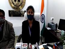 UP: 12वीं की छात्रा प्रज्ञा बनीं एक दिन की जिलाधिकारी, लोगों की समस्याएं सुनकर किया निराकरण