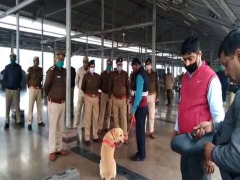 सावधान! इस बैग में बम है, सक्रिय हुआ सुरक्षा दस्ता, गोरखपुर रेलवे स्टेशन पर इस तरह हुआ मॉक ड्रिल सावधान! इस बैग में बम है, सक्रिय हुआ सुरक्षा दस्ता, गोरखपुर रेलवे स्टेशन पर इस तरह हुआ मॉक ड्रिल
