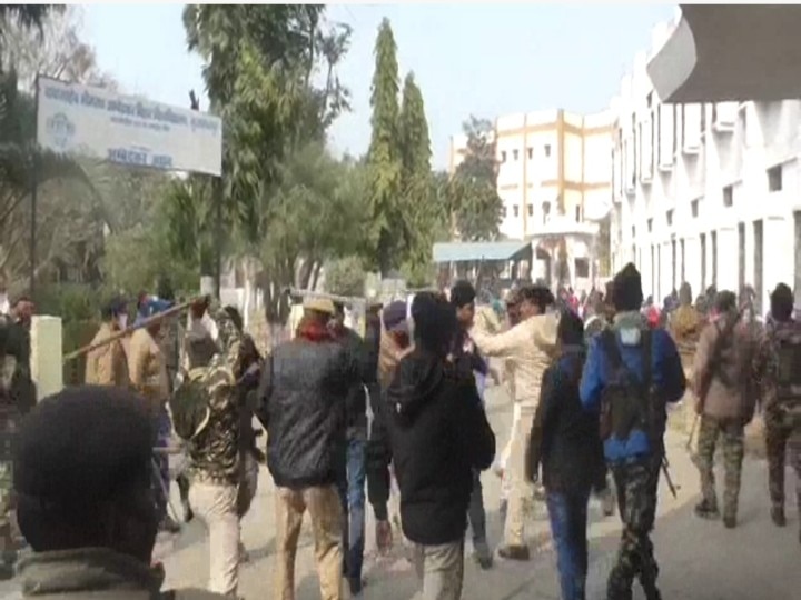 Bihar: Police resorted to lathi charge on students in Muzaffarpur, because of this they were protesting ann बिहार: मुजफ्फरपुर में पुलिस ने छात्रों पर किया लाठीचार्ज, इस वजह से कर रहे थे प्रदर्शन