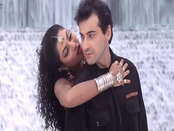 नदीम श्रवण का कम्पोज़ किया ये गाना जिसके बोल लिखे थे समीर ने. उस वक्त दिलबर सॉन्ग हिट ट्रैक लिस्ट में शामिल था. शायद यही कारण रहा कि सिर्फ तुम 1999 की नौवीं सबसे ज्यादा बिकने वाली म्यूज़िक एल्बम थी. वो यूट्यूब और इंटरनेट का दौर नहीं था इसीलिए गानों की सफलता की गारंटी कैसेट्स की बिक्री से लगाई जाती थी. और उसमें ये छाया हुआ था. (Dilbar Sush)