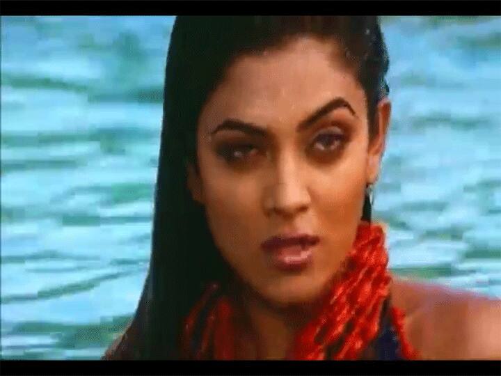 सिर्फ तुम फिल्म में ये गाना मिस यूनिवर्स से एक्ट्रेस बनीं सुष्मिता सेना(Sushmita Sen) और संजय कपूर(Sanjay Kapoor) पर फिल्माया गया था. गाने को गाया था अलका यागनिक ने और ये आवाज़ सुष्मिता सेन पर पूरी तरह फिट बैठी थी. नतीजा गाना रातों रात हिट हो गया. (Dilbar sush)